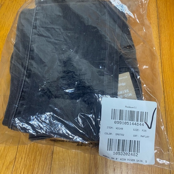 Madewell Petite 9" Mid-Rise Skinny Jeans in Black Sea - Picture 2 of 2